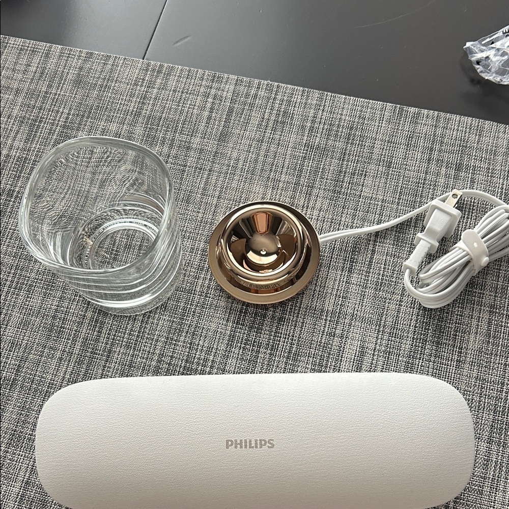 Philips White and Gold Charger Set with Glass Holder